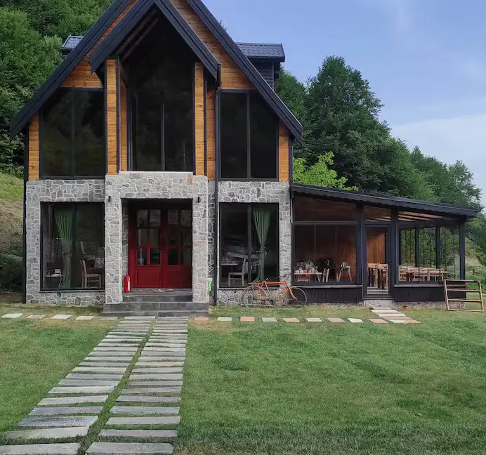 Bir Aile, Altı Ev, Sonsuz Huzur